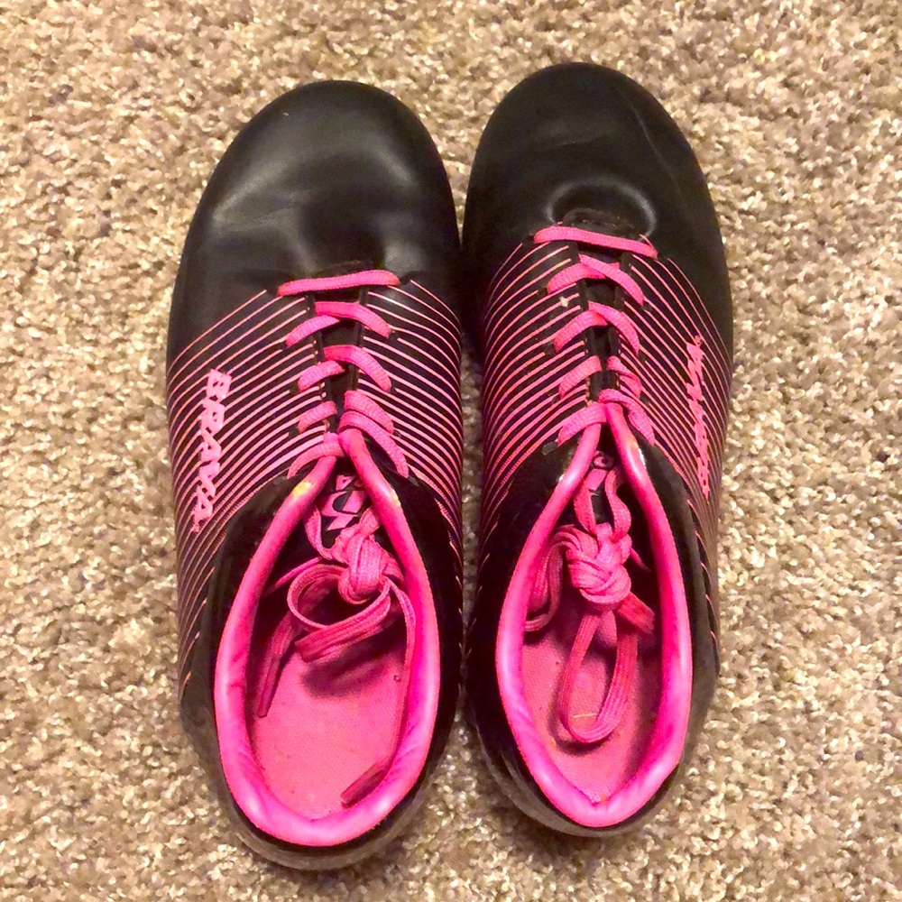 I’m selling some Brava soccer shoes!!! They are a hot pink!